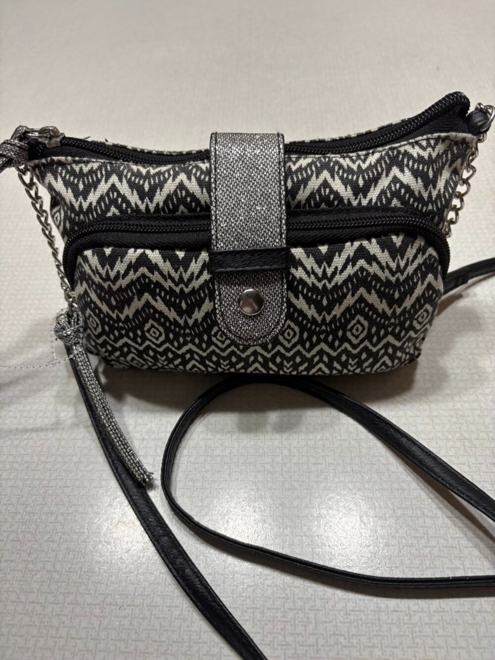 NWOT Source Unknown Small Crossbody Black & White &Silver zip pulls & front snap
